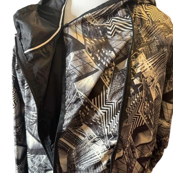 Nike NYC Windbreaker Cape w/ Landscape in Black and White, Sz L - Picture 2 of 13